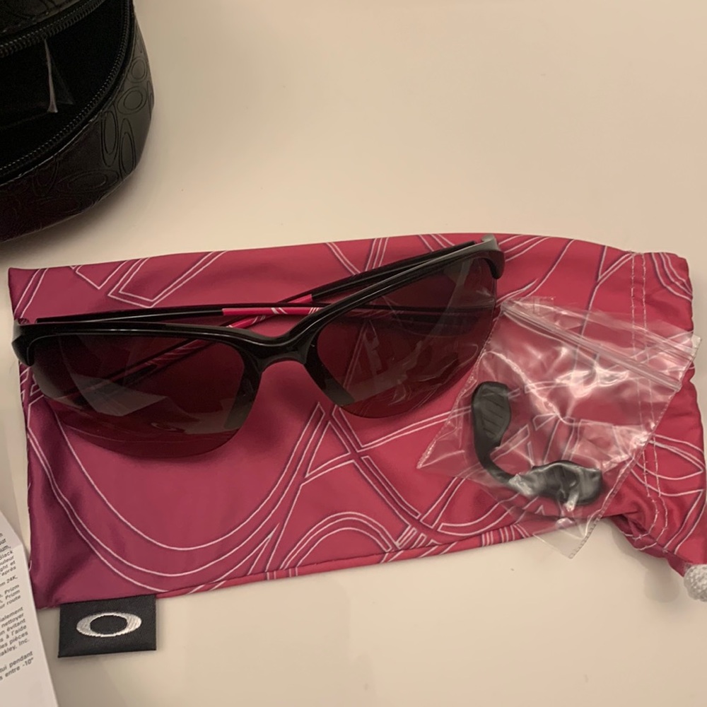 NWT!! Women’s Oakley polarized sunglasses with cloth and hard cases